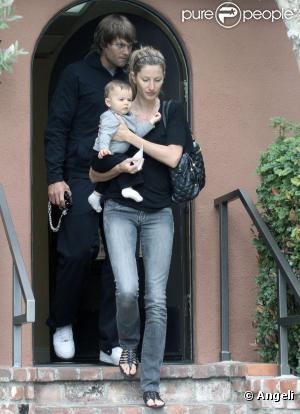Gisele Bündchen et Tom Brady emmènent leur fils Benjamin chez le pédiatre, à Santa Monica, le 12 juillet 2010