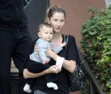 Gisele Bündchen et Tom Brady emmènent leur fils Benjamin chez le pédiatre, à Santa Monica, le 12 juillet 2010