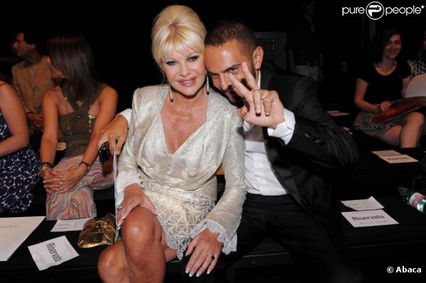 Ivana Trump, à Rome, assiste à un défilé de mode avec un ami. 12/07/2010