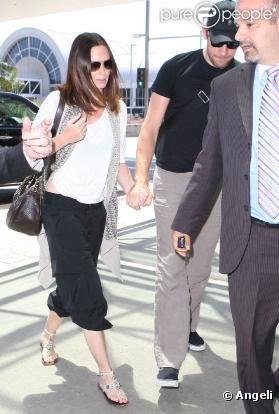 Emily Blunt et John Krasinski à l'aéroport de LAX, à Los Angeles, le 13 février 2010.