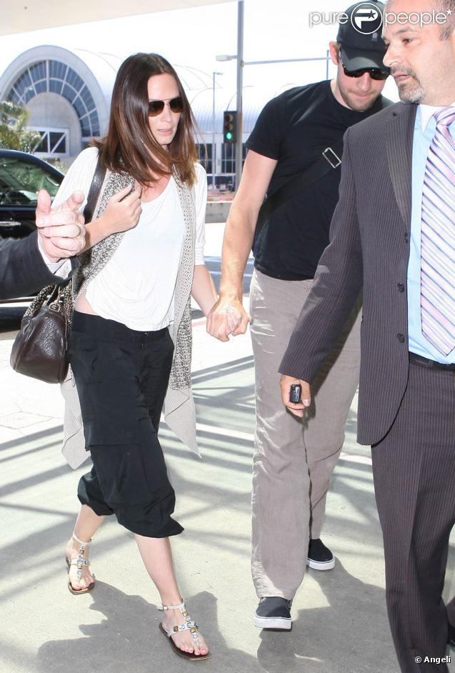Emily Blunt et John Krasinski à l'aéroport de LAX, à Los Angeles, le 13 février 2010.