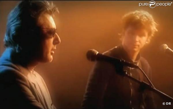 En 2000, Noir Désir partageait avec Alain Bashung sa chanson  Volontaire  pour la compilation  Climax . En 2010, le groupe girondin reprend  Aucun express  en hommage au défunt. (image du clip de  Volontaire )