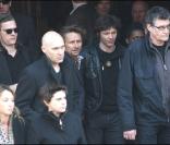 Bertrand Cantat (photo : aux obsèques de son ami Alain Bashung en mars 2009) reprend le titre  Aucun express  pour un album hommage à Bashung.
