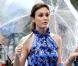 Leighton Meester, dans sa tenue aux imprimés floral, divinement associée à des sandales bleues électriques et à un it-bag Nancy Gonzalez qui vient parfaire son look...