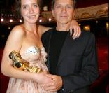 Bernard Giraudeau, homme épris d'absolu dont le parcours et le combat contre le cancer forcent le respect, a été emporté par la maladie au matin du 17 juillet 2010... (photo : avec sa fille Sara) 