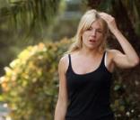 Sienna Miller semble nerveuse à la sortie des studios Universal à Hollywood