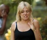 Sienna Miller semble nerveuse à la sortie des studios Universal à Hollywood