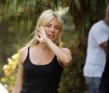 Sienna Miller semble nerveuse à la sortie des studios Universal à Hollywood