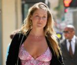 Ali Larter dans les rues de Los Angeles le 21 juillet 2010