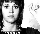 Jane Fonda a été arrêtée à Cleveland, en 1970, pour possession de médicaments suspicieux. Il s'agissait en réalité de simples vitamines : les charges contre elles ont été annulées.  