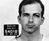 Lee Harvey Oswald a été arrêté pour l'assassinat du président J.F. Kennedy, en 1963. Il sera condamné à mort.  