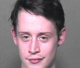 Macaulay Culkin a été arrêté dans l'état de l'Oklahoma en 2004 pour possession de marijuana et de médicaments pour lesquels il n'avait pas de prescription médicale. Il passera quelques heures en prison.  