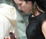 Sara Giraudeau aux obsèques de son papa Bernard Giraudeau le 23 juillet 2010