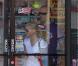 Reese Witherspoon avec son compagnon Jim Toth font quelques achats après avoir fait visiblement du sport à Santa Monica le 17 juillet 2010