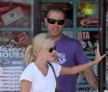 Reese Witherspoon avec son compagnon Jim Toth font quelques achats après avoir fait visiblement du sport à Santa Monica le 17 juillet 2010 