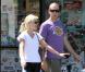 Reese Witherspoon avec son compagnon Jim Toth font quelques achats après avoir fait visiblement du sport à Santa Monica le 17 juillet 2010