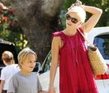 Reese Witherspoon emmène son fils Deacon à un anniversaire le 17 juillet 2010 à Pacific Palisades