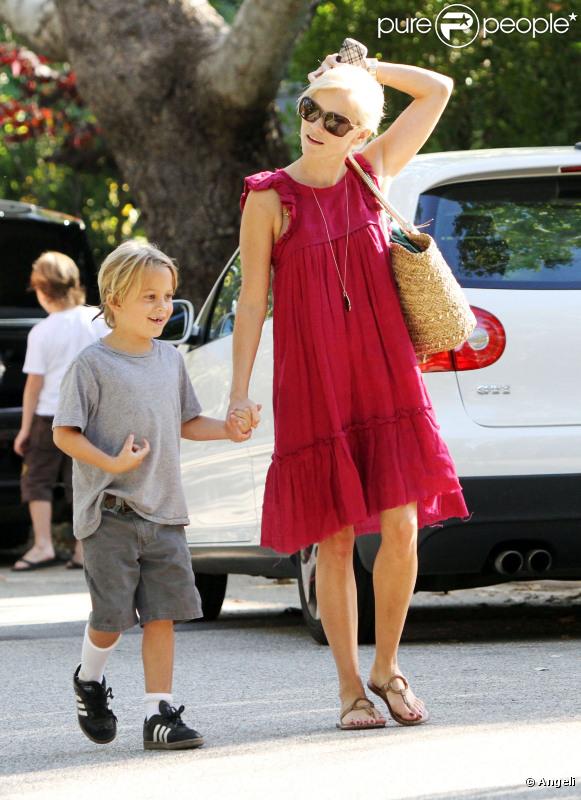 Reese Witherspoon emmène son fils Deacon à un anniversaire le 17 juillet 2010 à Pacific Palisades