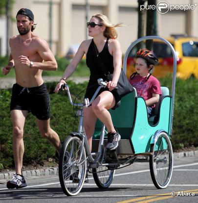 Kate Winslet en balade sportive avec son fils Joe et son ami Louis Dowler à New York