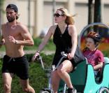 Kate Winslet en balade sportive avec son fils Joe et son ami Louis Dowler à New York