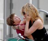 Kate Winslet en balade sportive avec son fils Joe et son ami Louis Dowler à New York