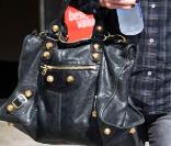 En fashionista qui se respecte, Nicky Hilton ne pouvait pas s'afficher sans un Motorcycle de Balenciaga... Un classique ! 