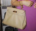 Le sac Kelly de Hermès, il traverse les âges avec toujours autant de classe ! Et Kelly Rutherford l'adore... 