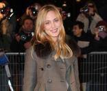 Le Lady Dior, un sac culte qui s'affiche avec raffinement sur des stars comme Nora Arnezeder 