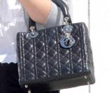 Le Lady Dior, un sac culte qui s'affiche avec raffinement sur des stars comme Emmy Rossum 