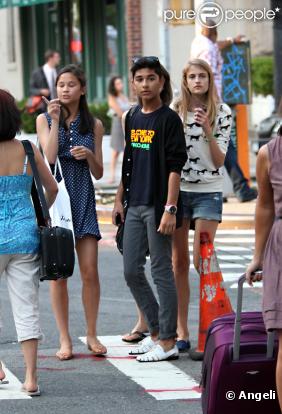 Mark Indelicato et ses meilleures amies dans les rues de New York