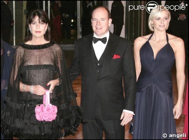 Le Bal de la Rose 2008 : Le Prince Albert entouré par sa soeur et son amie Charlene Wittstcok