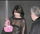 Le Bal de la Rose 2008 : Caroline de Hanovre n'est pas peu fière de montrer son magnifique sac à main à Pedro Almodovar !