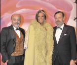 Le Bal de la Rose 2008 : Betty Lagardère entourée par l'artiste de la chaussure Christian Louboutin et le paysagiste de génie, Louis Benech