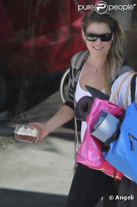 Ali Larter à la sortie de son cours de Yoga le 7 août 2010