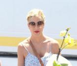 Tori Spelling et son époux Dean McDermott, entourés de leurs enfants Liam et Stella, se rendent au marché artisanal de Los Angeles, dimanche 8 août.