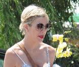 Tori Spelling et son époux Dean McDermott, entourés de leurs enfants Liam et Stella, se rendent au marché artisanal de Los Angeles, dimanche 8 août.