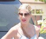Tori Spelling et son époux Dean McDermott, entourés de leurs enfants Liam et Stella, se rendent au marché artisanal de Los Angeles, dimanche 8 août.