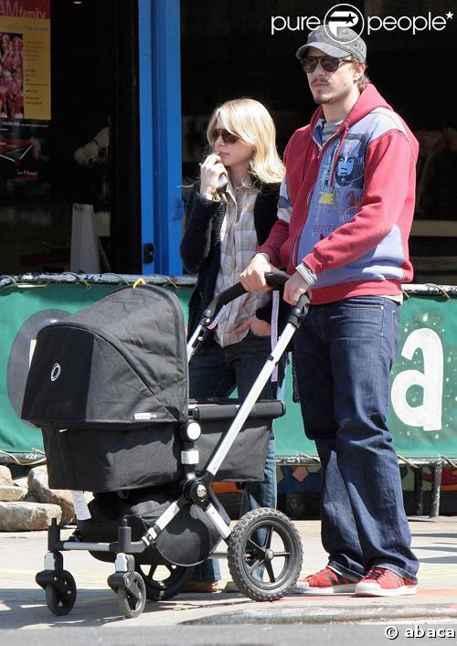 Heath Ledger et Michelle Williams se promènent avec Matilda