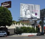 Paris Hilton s'affiche à Los Angeles pour son parfum Tease