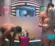Stéphanie et Maxime s'embrassent sous la douche au côté du beau Senna dans Secret Story 4