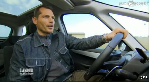 Philippe, prétendant de Sylvie, a trouvé un job : il est caissier dans un parking, la nuit.