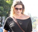 Ali Larter : Même en total look black, la future maman voit la vie en rose !