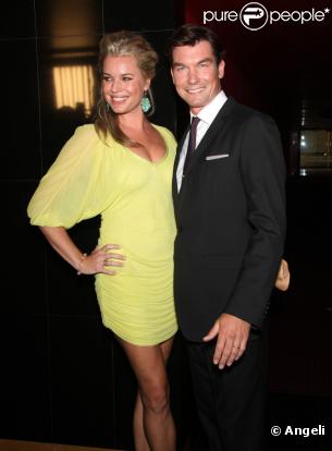 Rebecca Romijn et son mari Jerry O'Connell lors de l'avant-première du film Piranha 3D au Mann Chinese Theatre à Hollywood le 18 août 2010