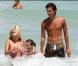 Shauna Sand, sa fille ainée et son petit ami passent l'après-midi sur la plage de Miami le 18 août 2010