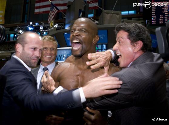L'équipe du film Expendables a investi la bourse de New York le 19 août 2010: Terry Crews affiche ses muscles autour de Sylvester Stallone, Dolph Lundgren et Jason Statham