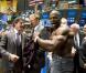 L'équipe du film Expendables a investi la bourse de New York le 19 août 2010: Terry Crews affiche ses muscles autour de Sylvester Stallone, Dolph Lundgren et Jason Statham 