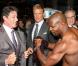 L'équipe du film Expendables a investi la bourse de New York le 19 août 2010: Terry Crews affiche ses muscles autour de Sylvester Stallone, Dolph Lundgren et Jason Statham 
