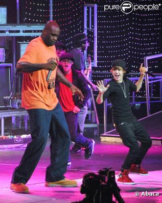 Dans le cadre de sa tournée nord-américaine, Justin Bieber a invité le basketteur Shaquille O'Neal sur scène à Orlando, le 4 août.