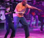 Dans le cadre de sa tournée nord-américaine, Justin Bieber a invité le basketteur Shaquille O'Neal sur scène à Orlando, le 4 août.