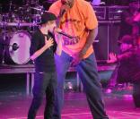 Dans le cadre de sa tournée nord-américaine, Justin Bieber a invité le basketteur Shaquille O'Neal sur scène à Orlando, le 4 août.